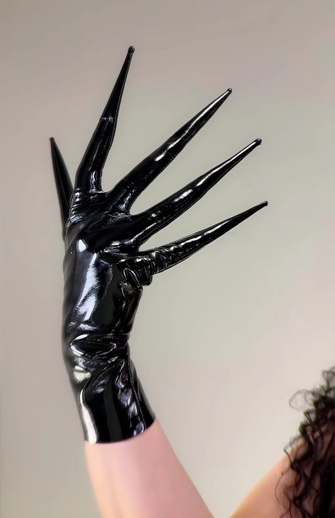 Patent Leather Shine - Черные перчатки-когти с заостренными кончиками пальцев,